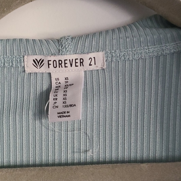 Forever 21 Cropped Athletic Top - Picture 2 of 3